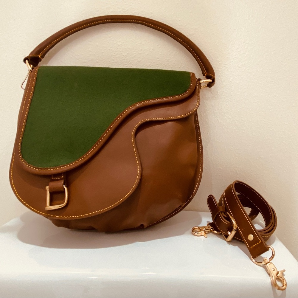 J McLaughlin Leather Saddle Bag With Green Felt Flap 💚🤎